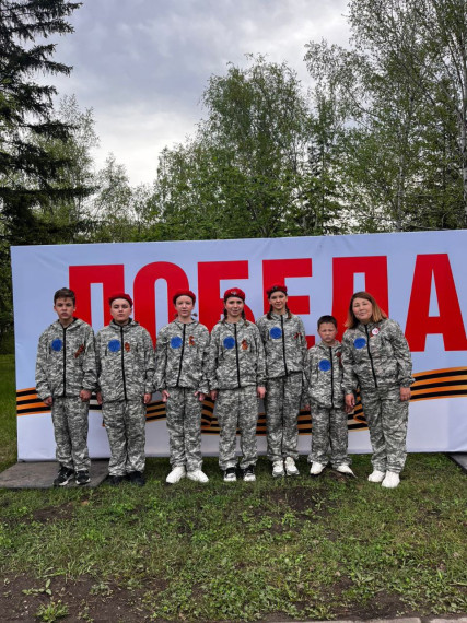 Возложение цветов и венков к Вечному огню, мемориалу "Воинам-омичам, жертвам локальных войн и горячих точек" в парке Победы - 2025.